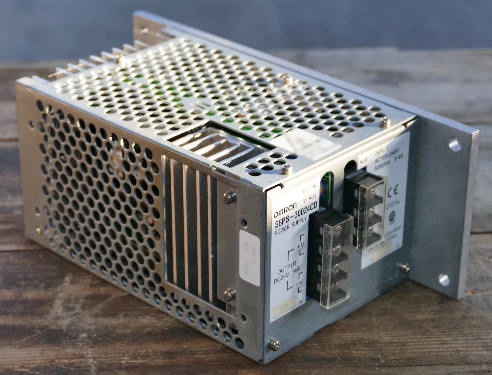 圖為 已使用的 OMRON S8PS-30024CD 待售