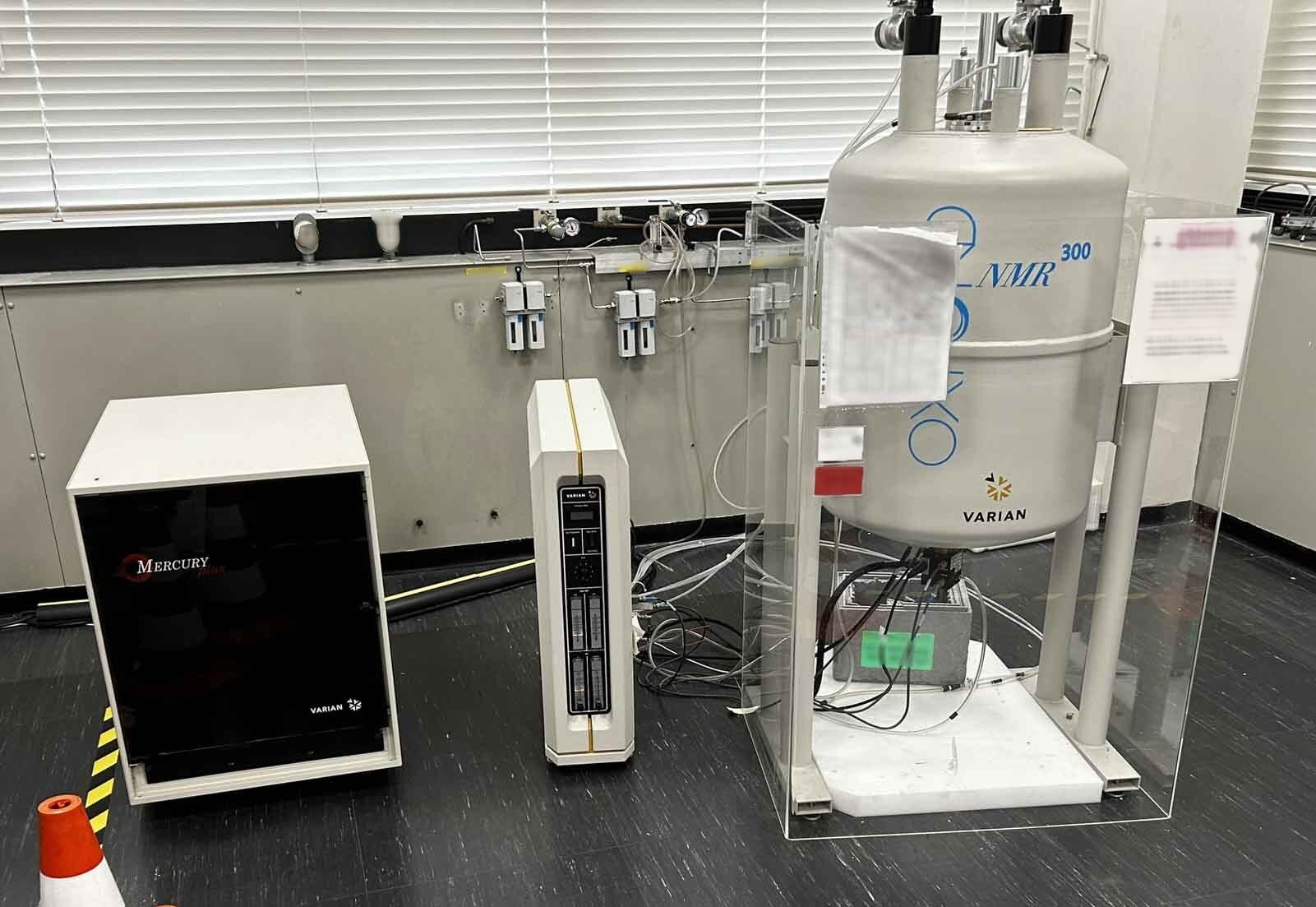 Photo Used OXFORD / VARIAN NMR 300 For Sale