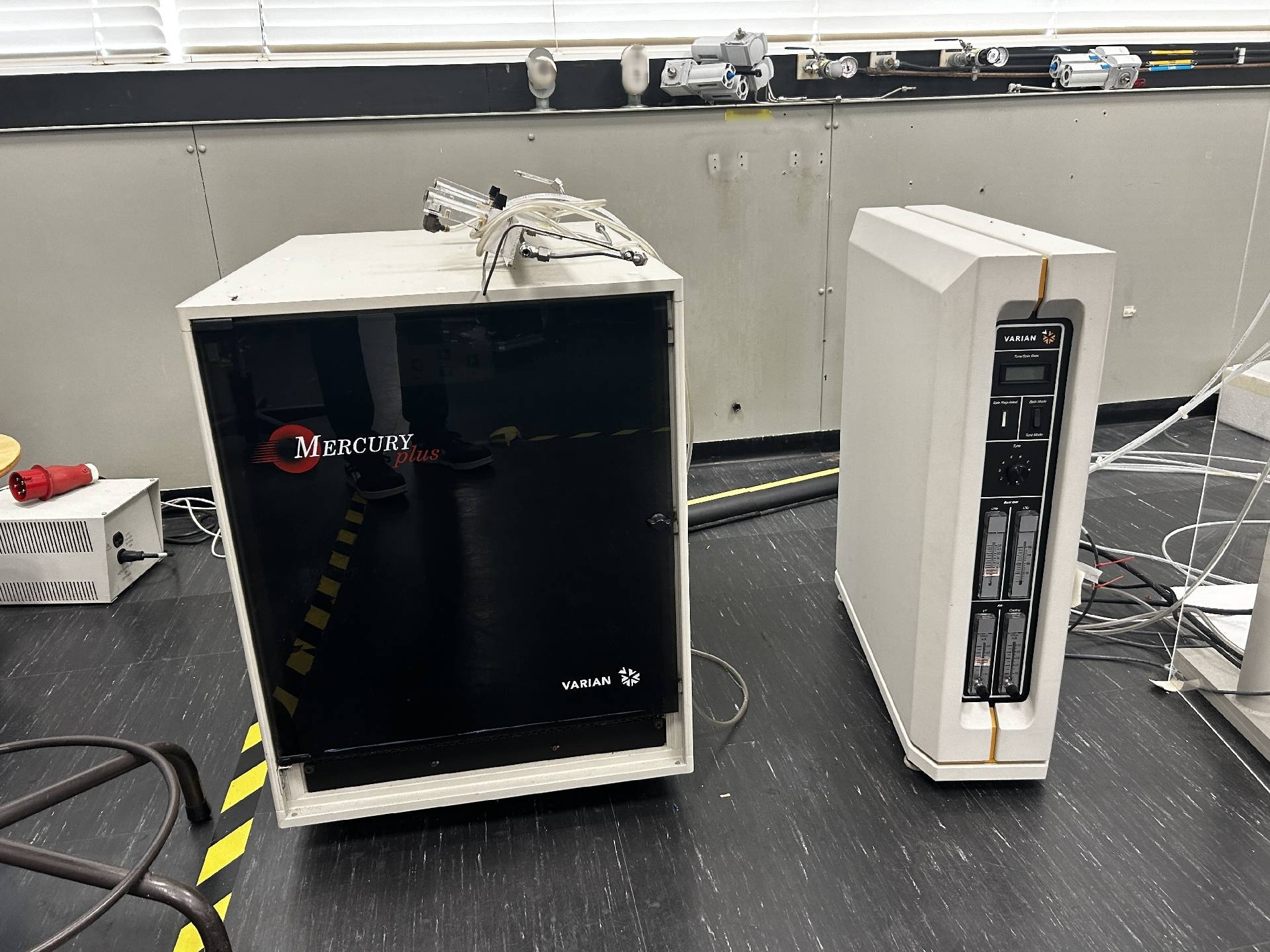 Photo Used OXFORD / VARIAN NMR 300 For Sale