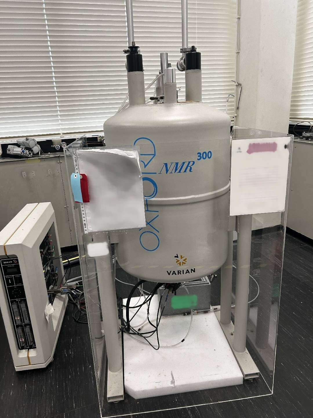 Photo Used OXFORD / VARIAN NMR 300 For Sale