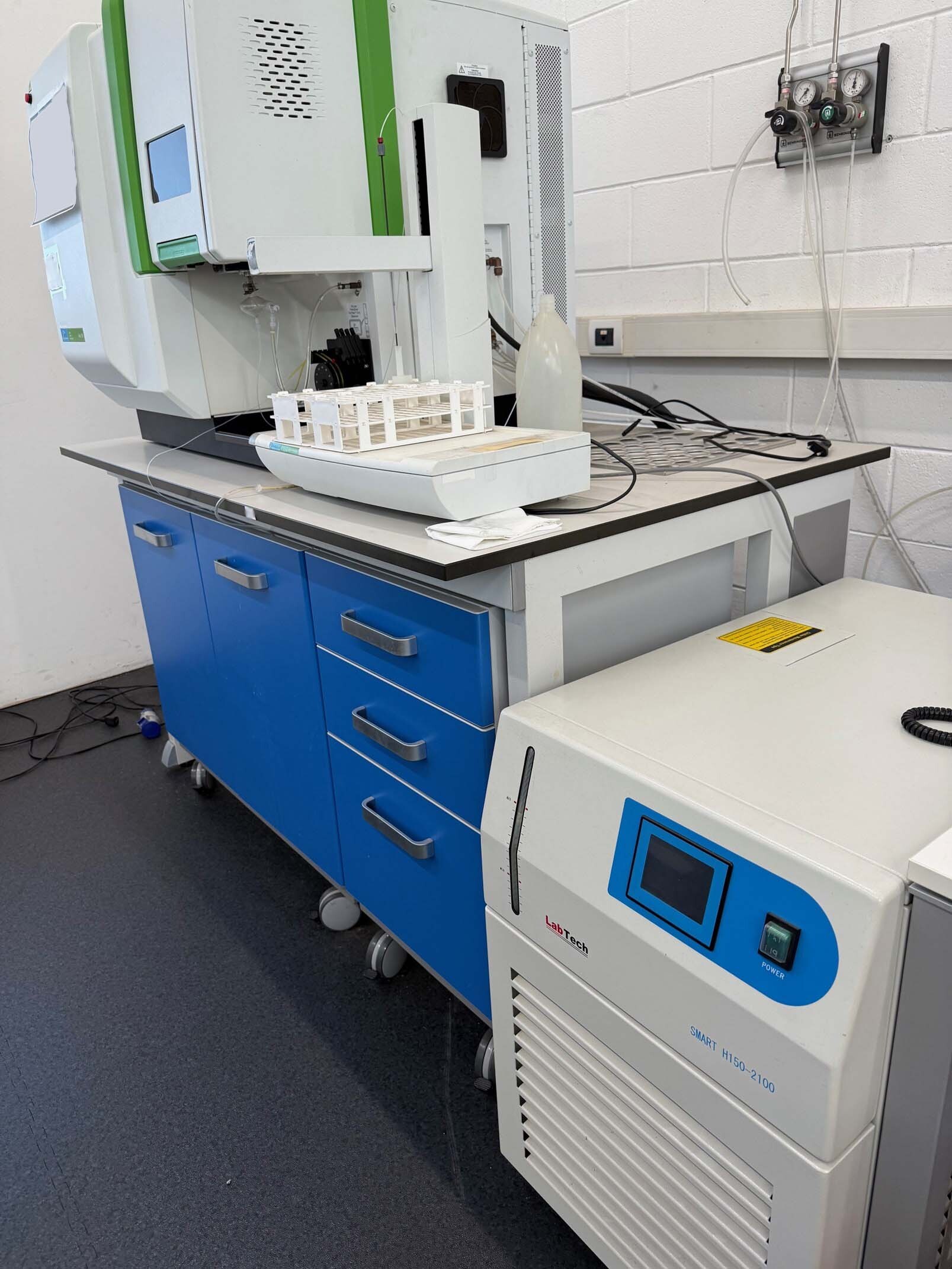 Photo Used PERKIN ELMER Avio 500 For Sale
