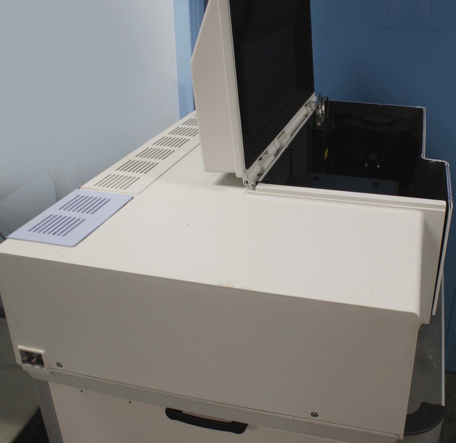 Photo Used PERKIN ELMER LAMBDA 800 For Sale