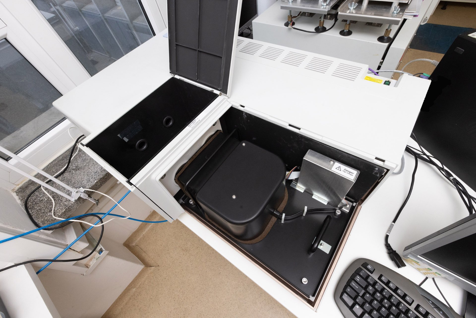 フォト（写真） 使用される PERKIN ELMER Lambda 900 販売のために