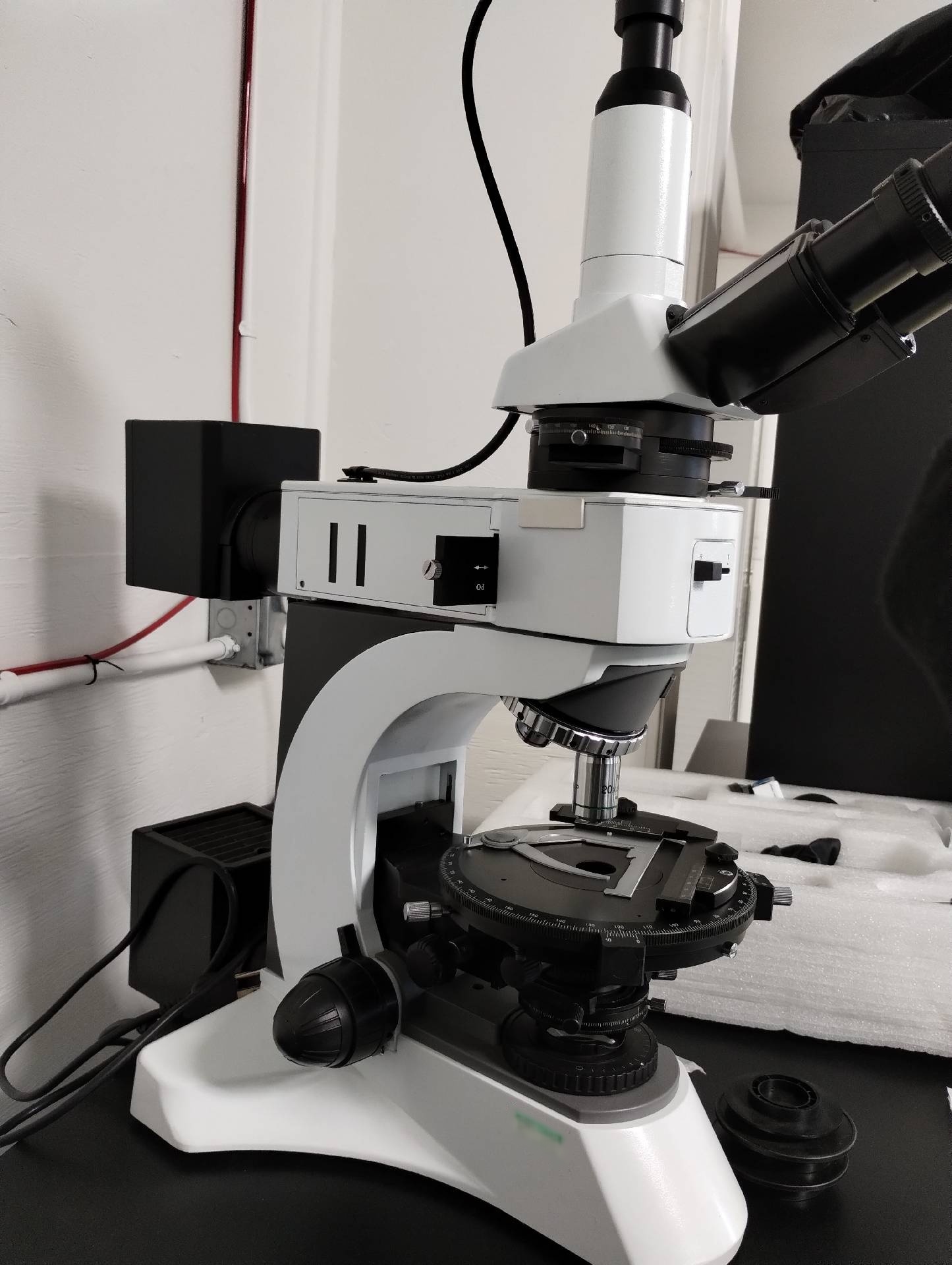Foto Verwendet PERKIN ELMER Optical microscope Zum Verkauf