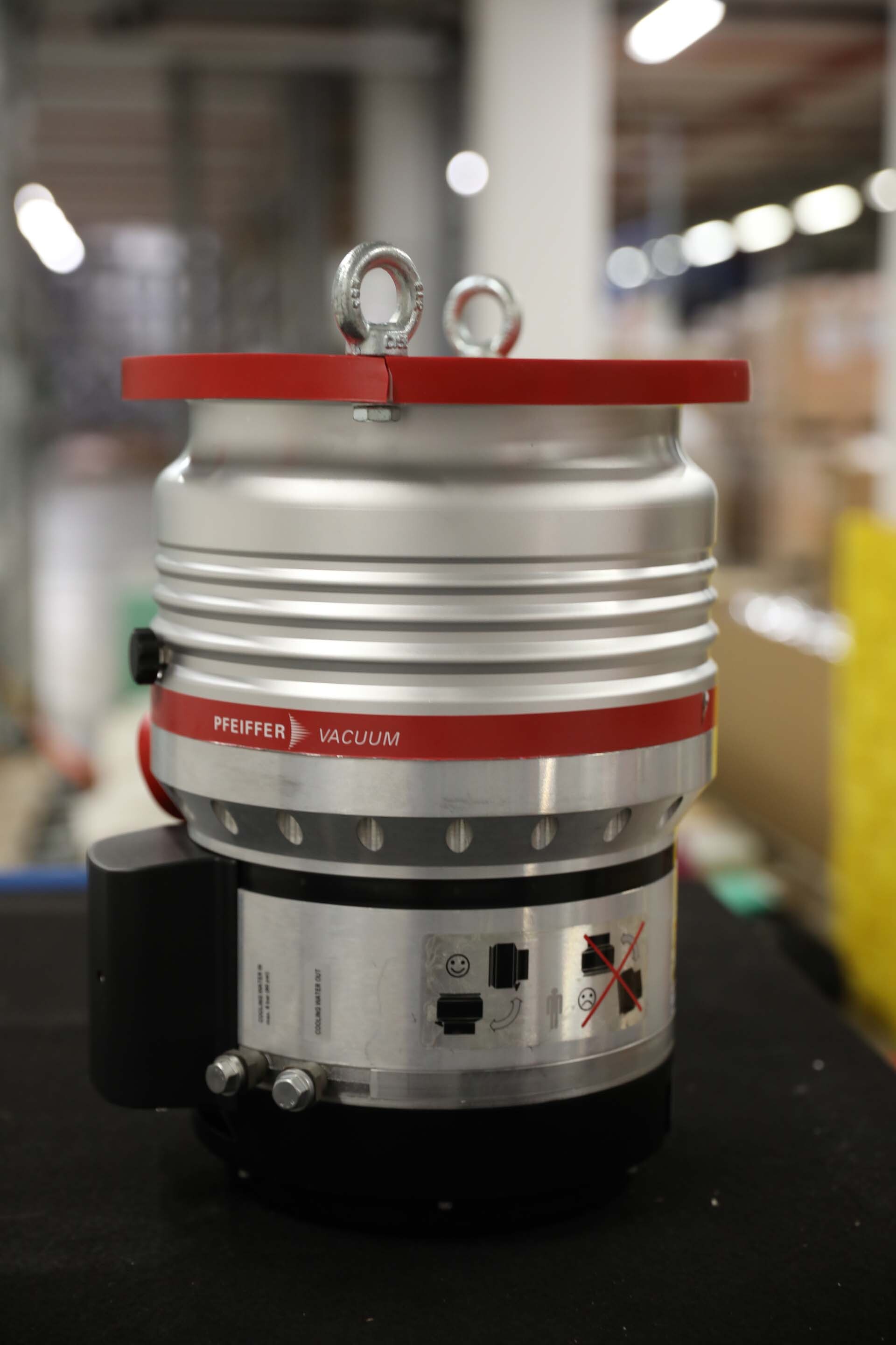 フォト（写真） 使用される PFEIFFER HiPace 1200 販売のために
