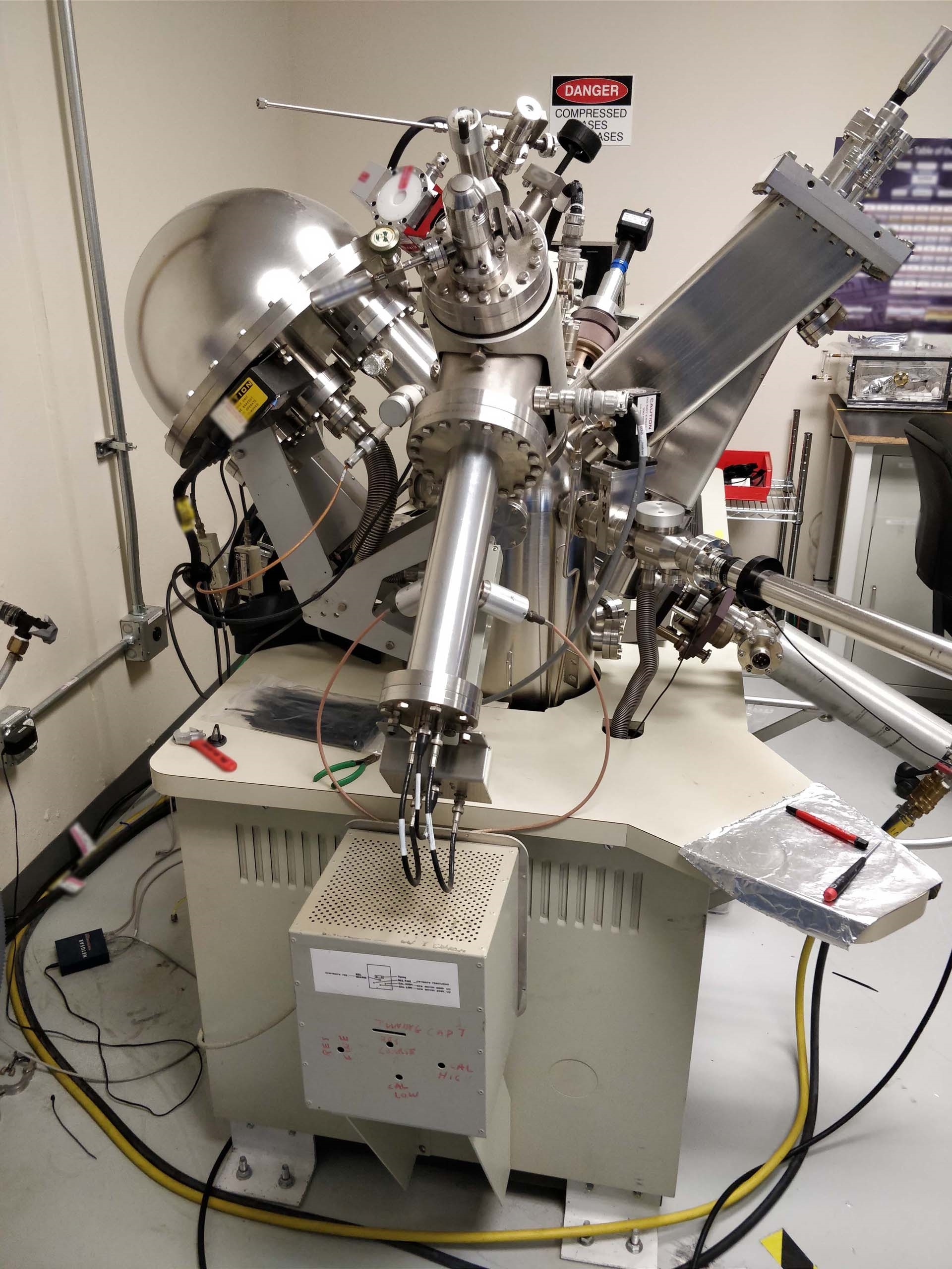 Photo Used PHYSICAL ELECTRONICS / PHI 5600 XPS For Sale