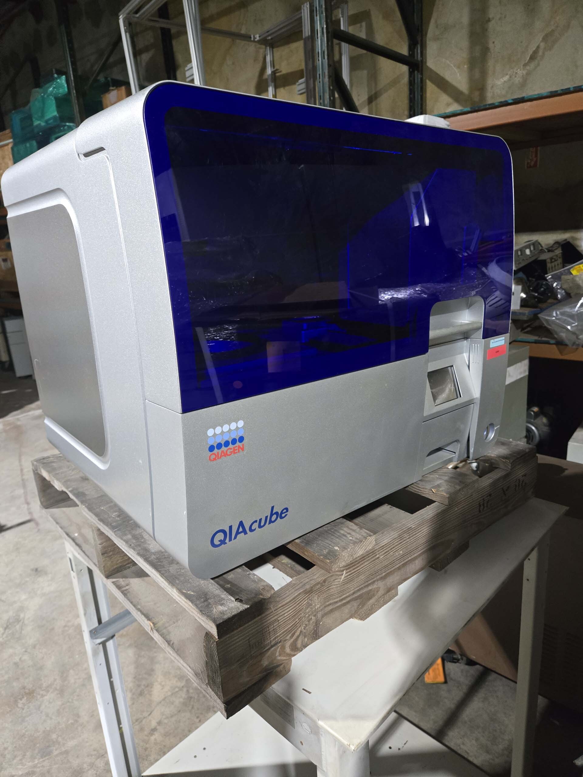 圖為 已使用的 QIAGEN QIAcube 待售