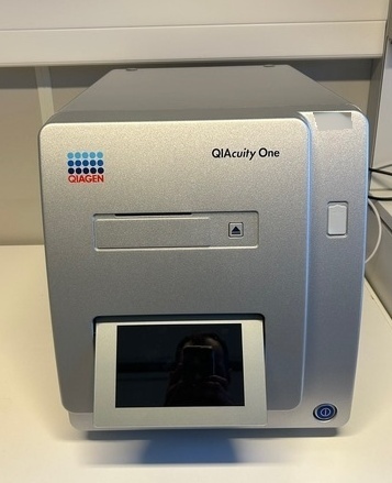 사진 사용됨 QIAGEN QIAcuity one 판매용