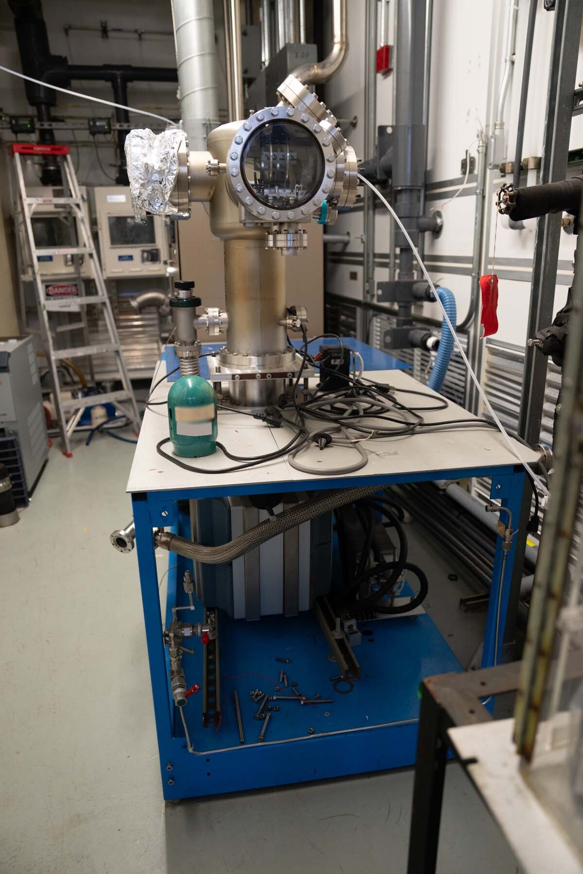 Photo Used RIBER Molecular Beam Epitaxy (MBE) system For Sale