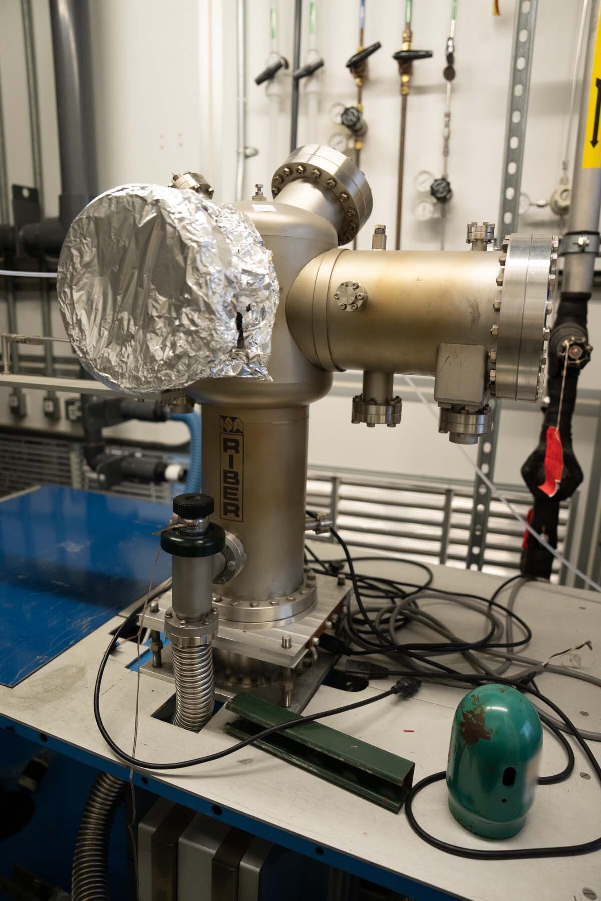 Photo Used RIBER Molecular Beam Epitaxy (MBE) system For Sale