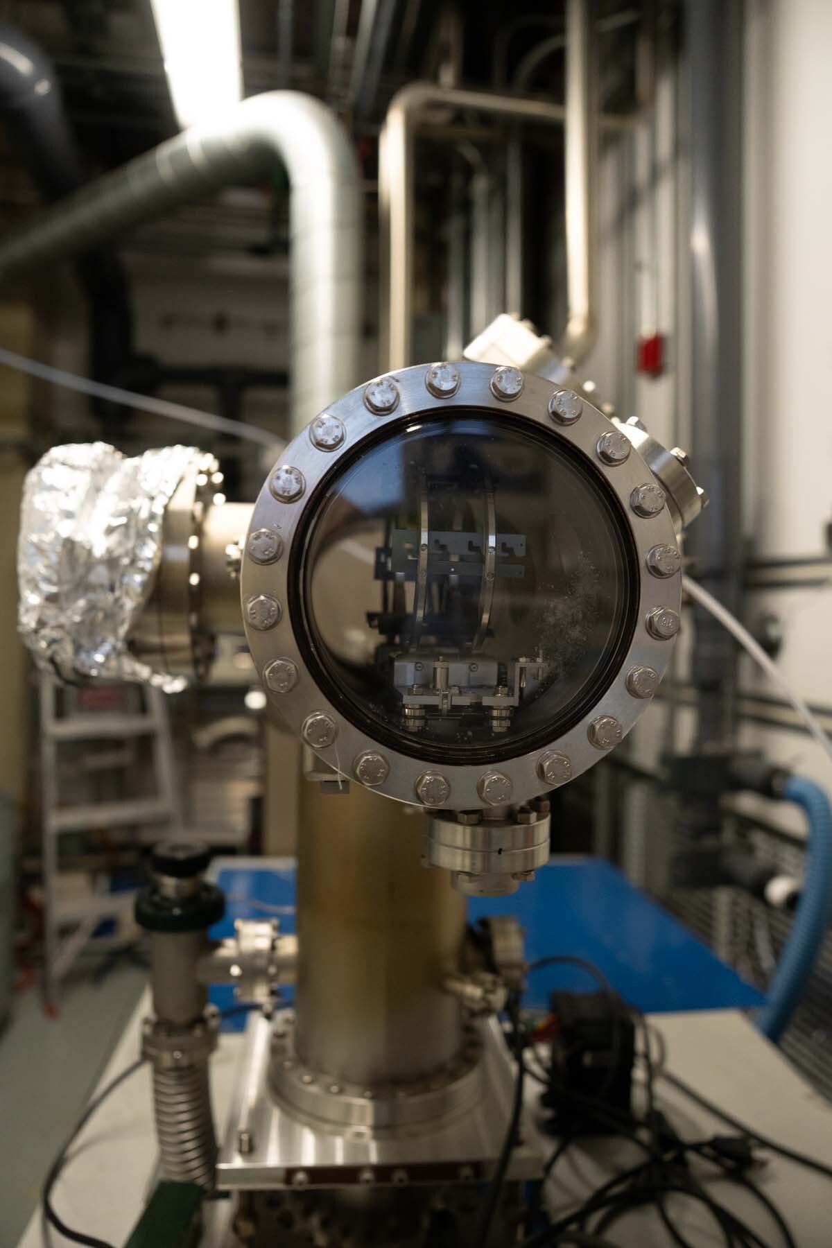 Photo Used RIBER Molecular Beam Epitaxy (MBE) system For Sale