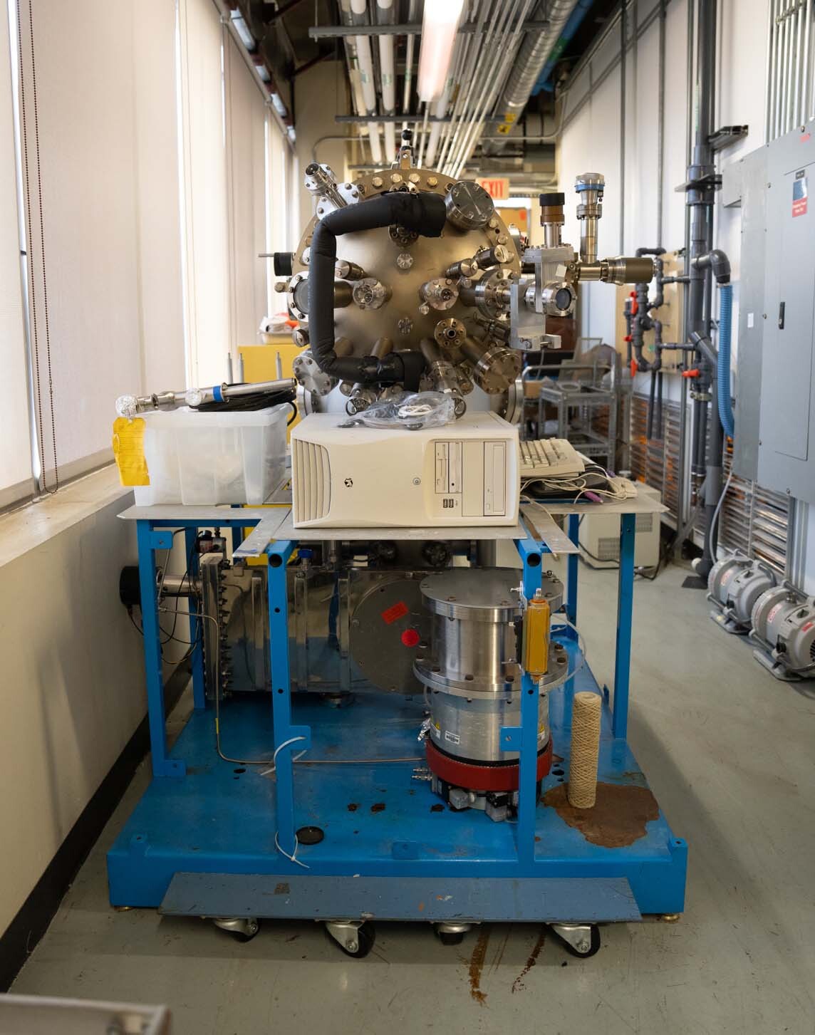 Photo Used RIBER Molecular Beam Epitaxy (MBE) system For Sale