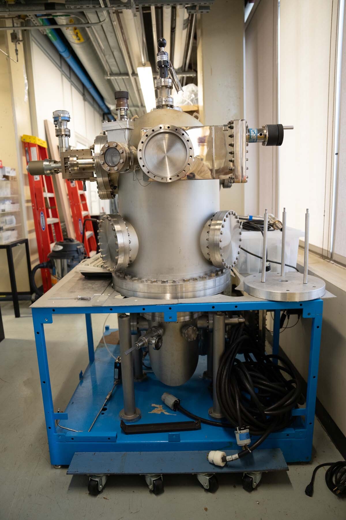 Photo Used RIBER Molecular Beam Epitaxy (MBE) system For Sale