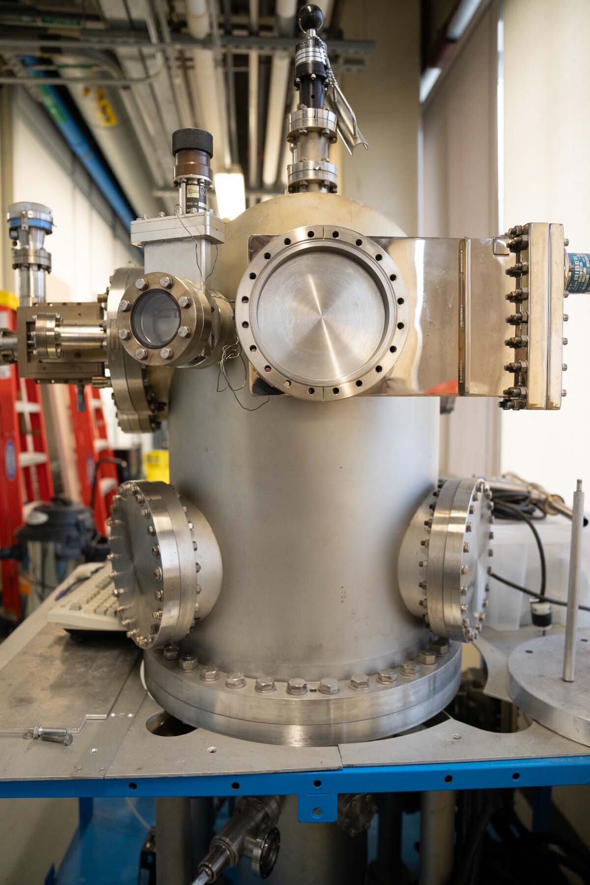 Photo Used RIBER Molecular Beam Epitaxy (MBE) system For Sale