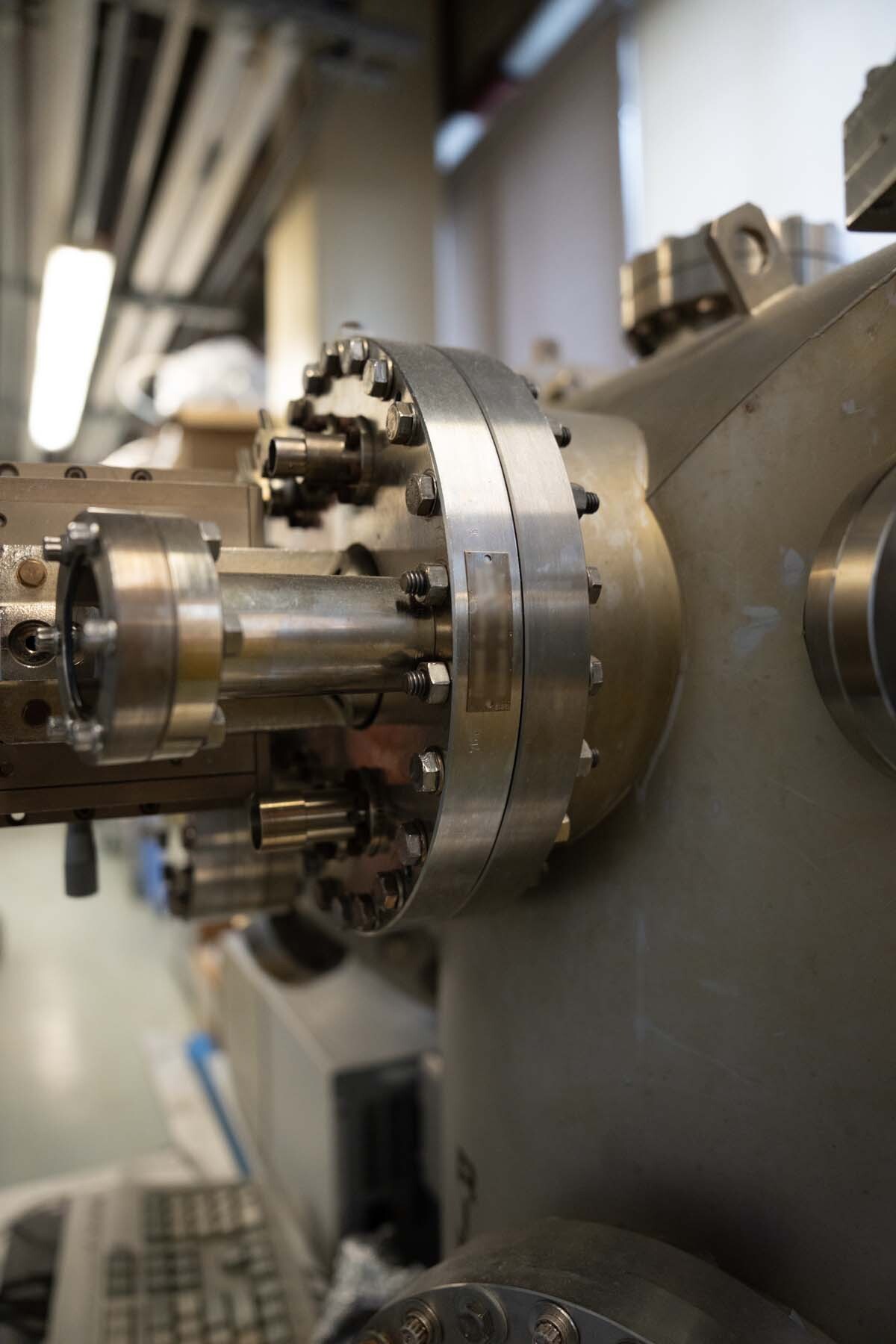 Photo Used RIBER Molecular Beam Epitaxy (MBE) system For Sale