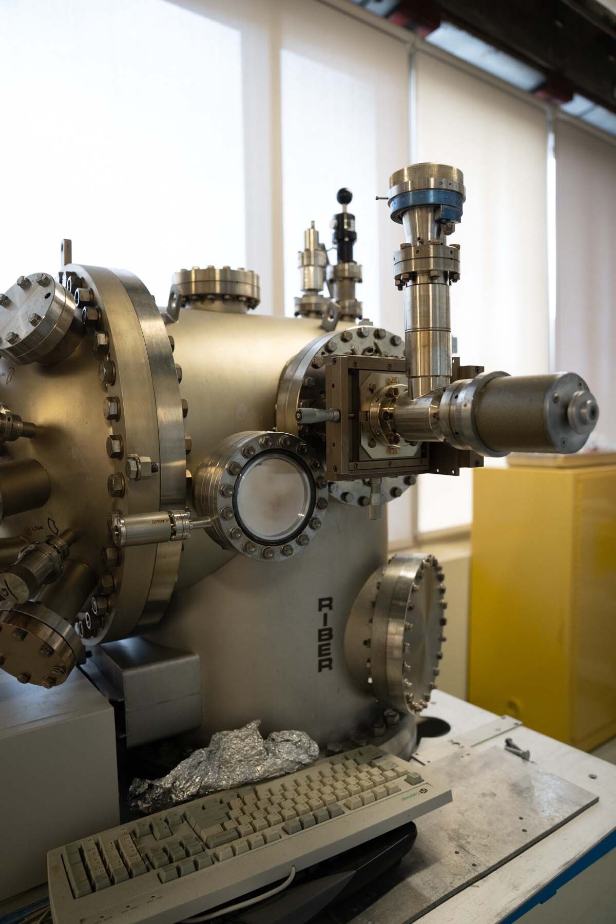 Photo Used RIBER Molecular Beam Epitaxy (MBE) system For Sale