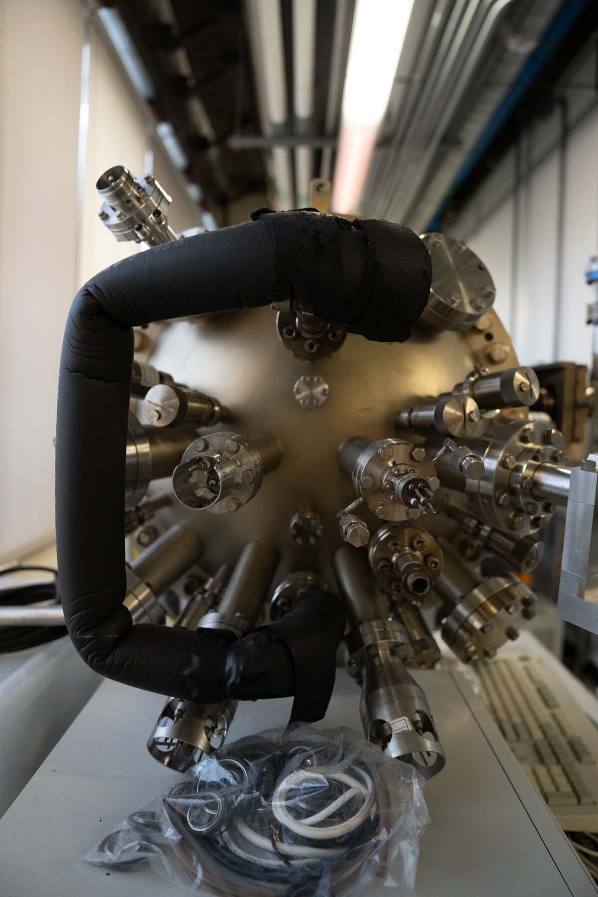 Photo Used RIBER Molecular Beam Epitaxy (MBE) system For Sale