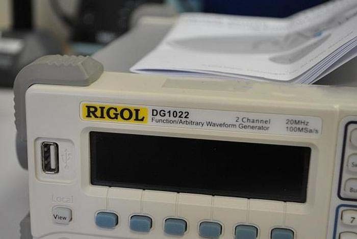 圖為 已使用的 RIGOL DG1022 待售