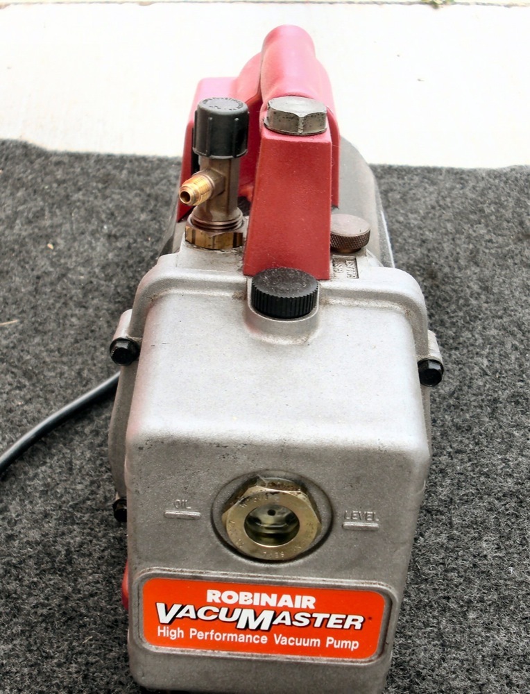 Photo Used ROBINAIR Vacuum Master For Sale