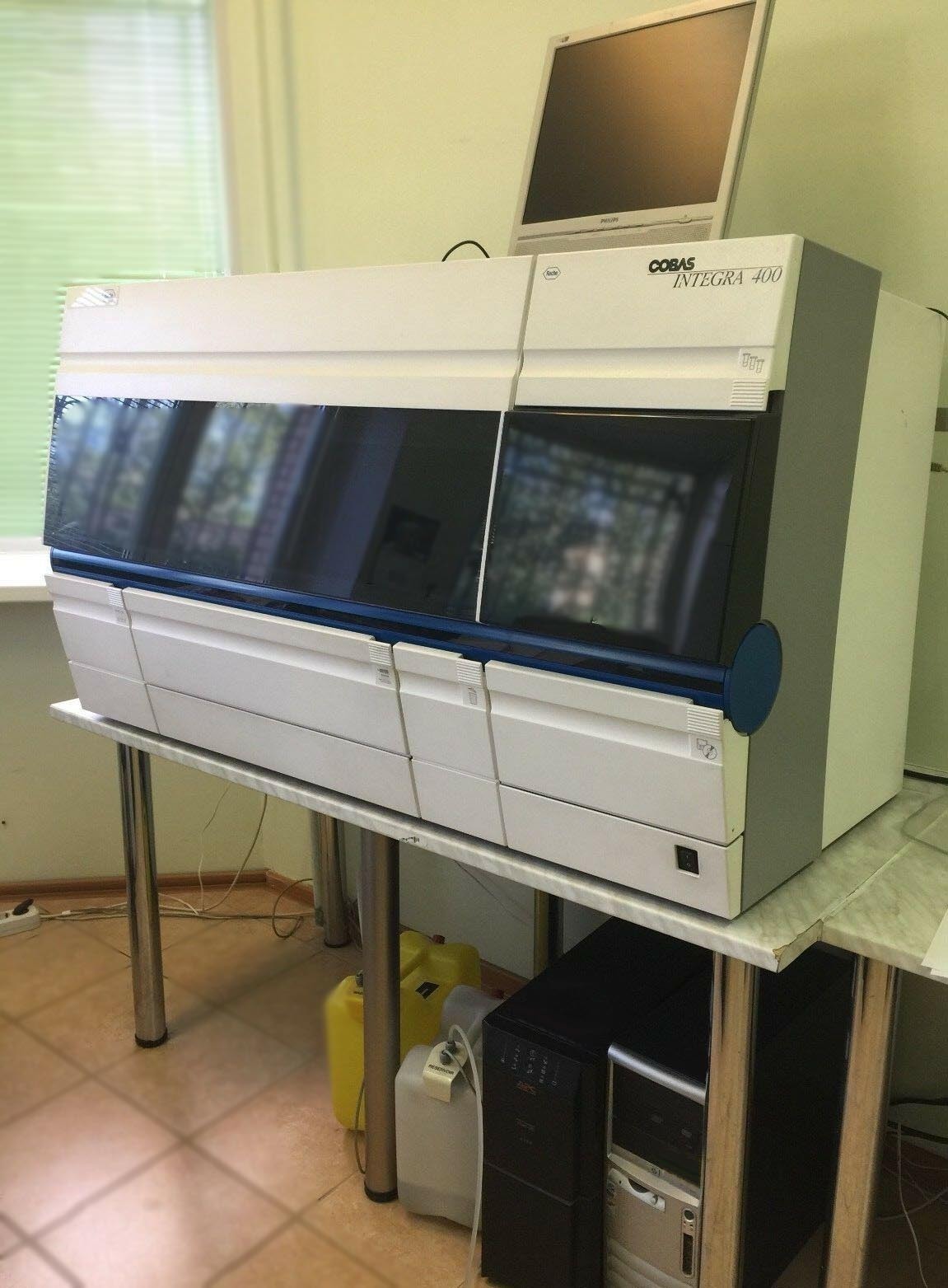 Photo Used ROCHE Cobas INTEGRA 400 For Sale