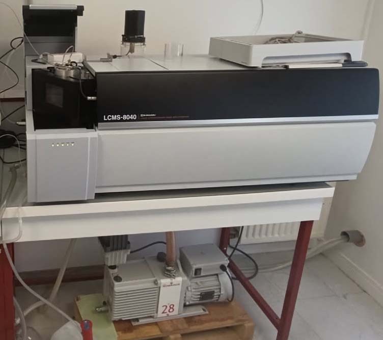 Photo Used SHIMADZU 8040 For Sale