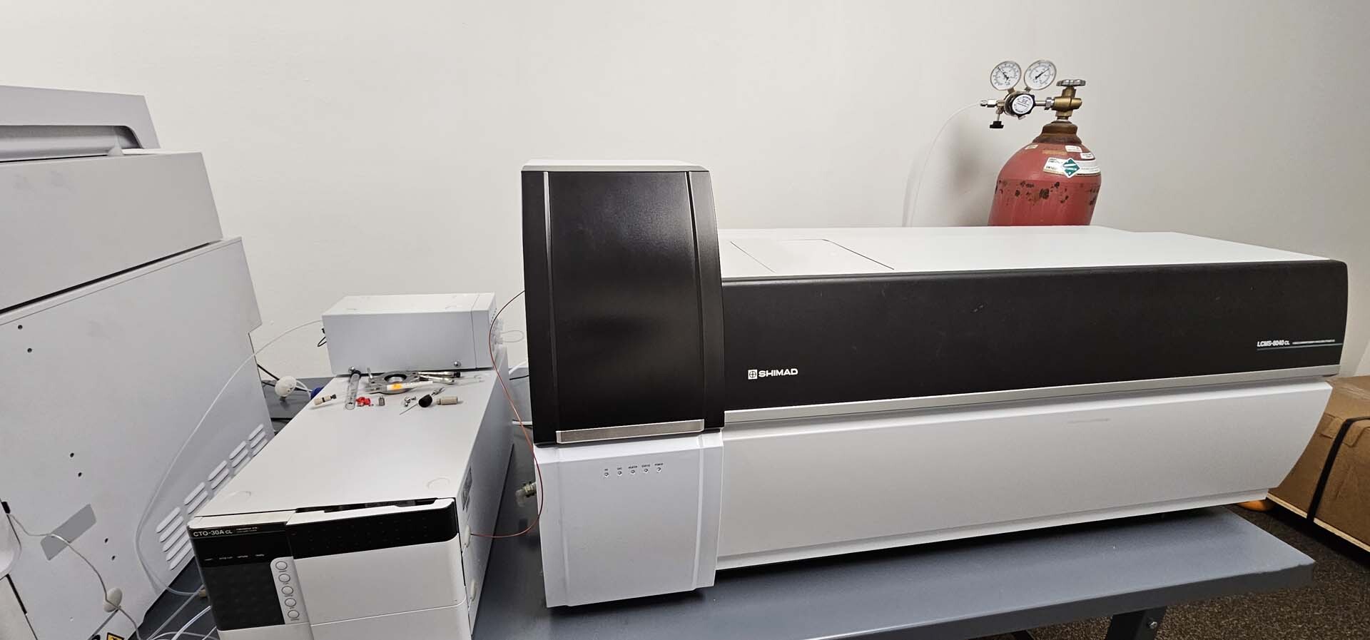 사진 사용됨 SHIMADZU 8040 판매용