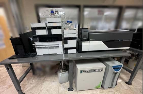 사진 사용됨 SHIMADZU 8060 판매용