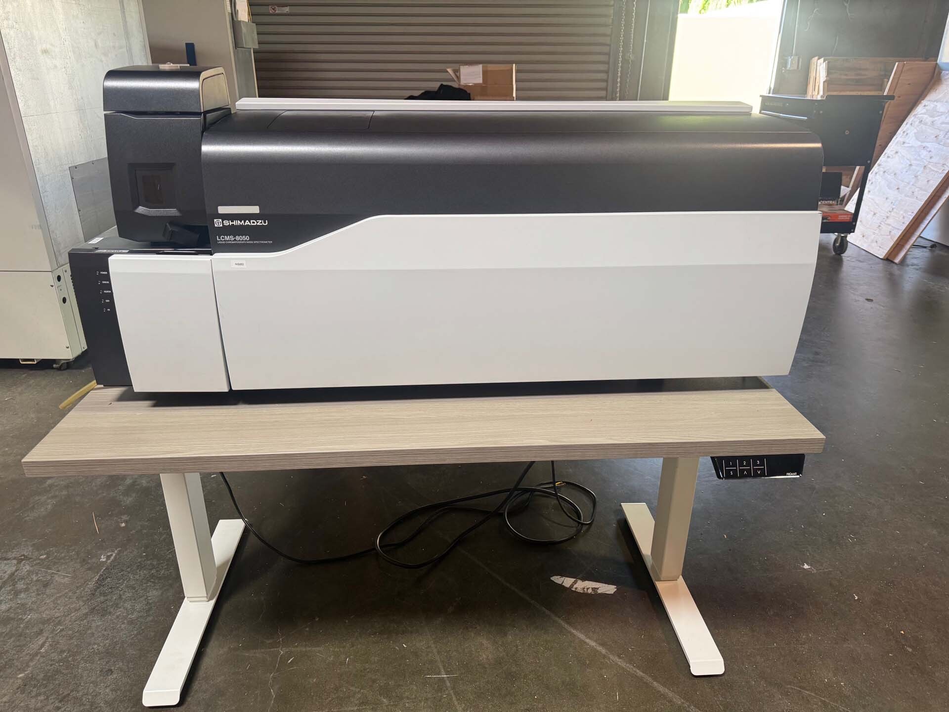 Photo Utilisé SHIMADZU 8060 À vendre