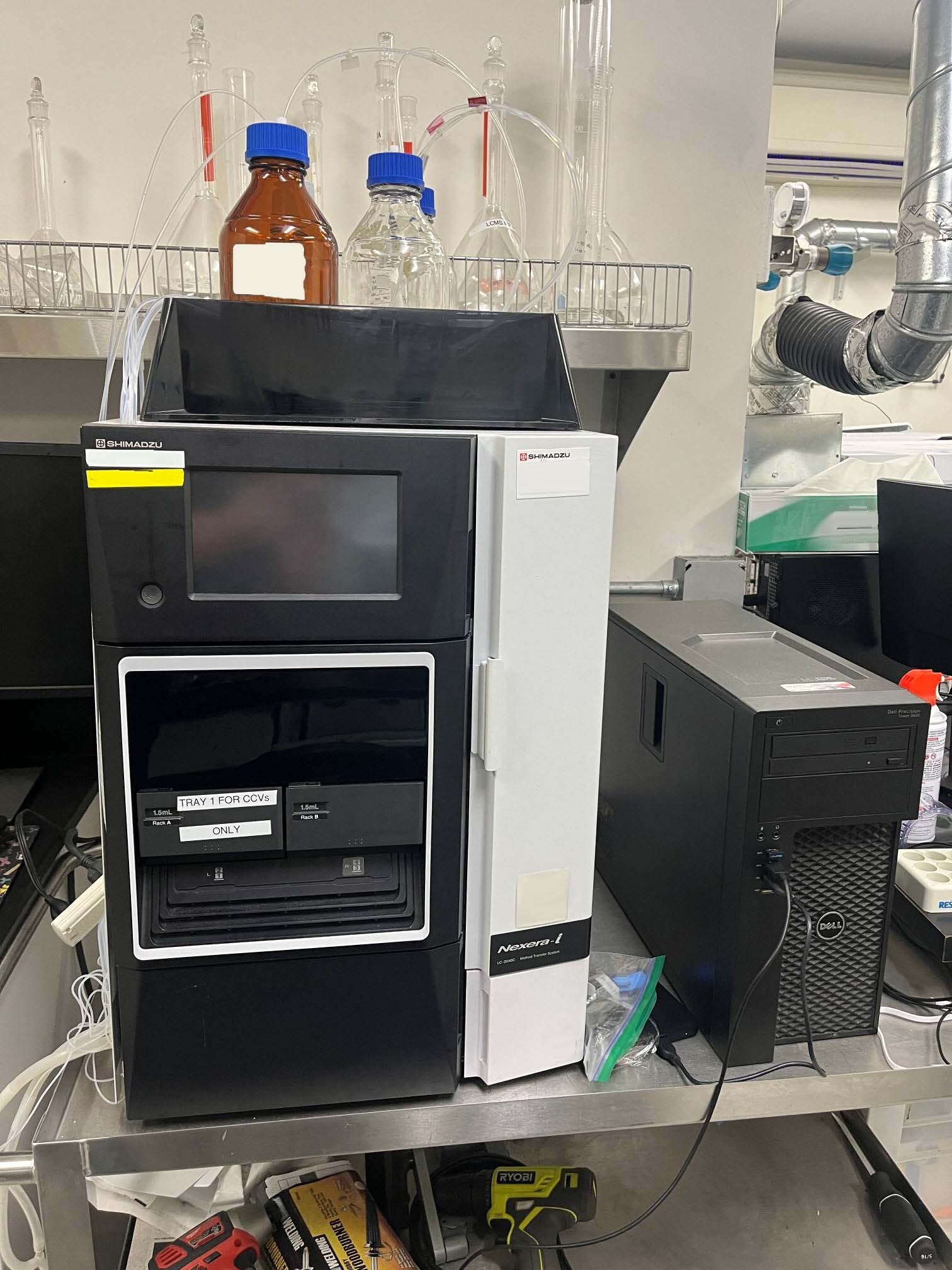 Photo Utilisé SHIMADZU 8060 À vendre