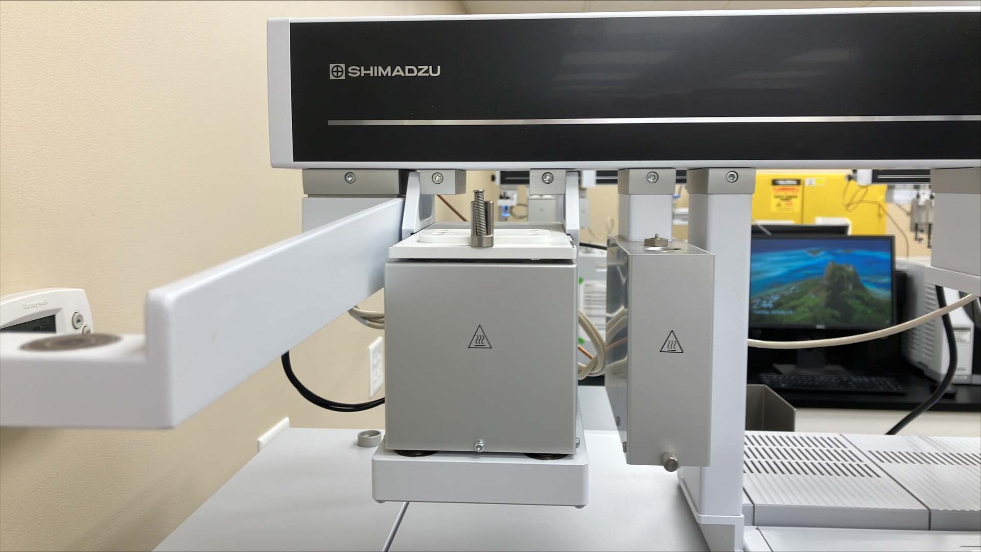 Photo Used SHIMADZU AOC-6000 For Sale