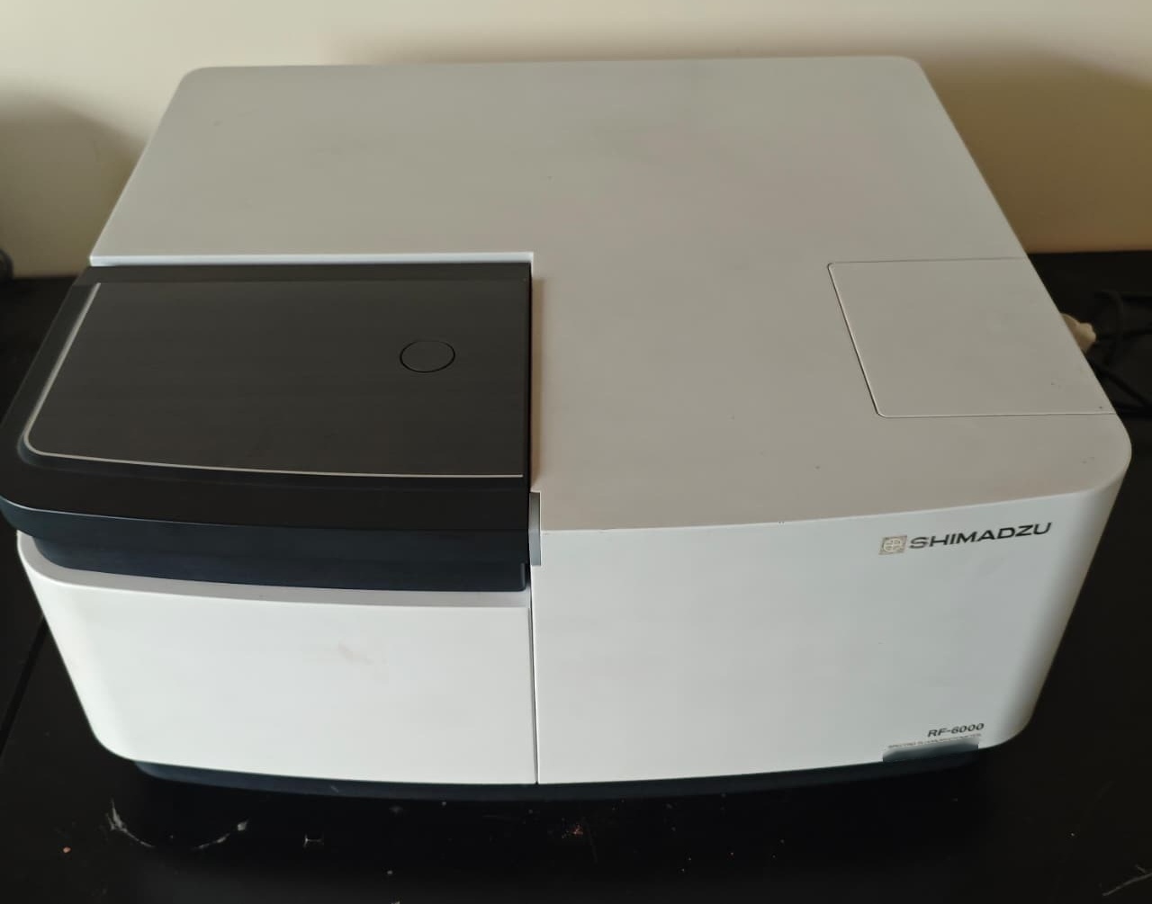 Foto Verwendet SHIMADZU RF 6000 Zum Verkauf