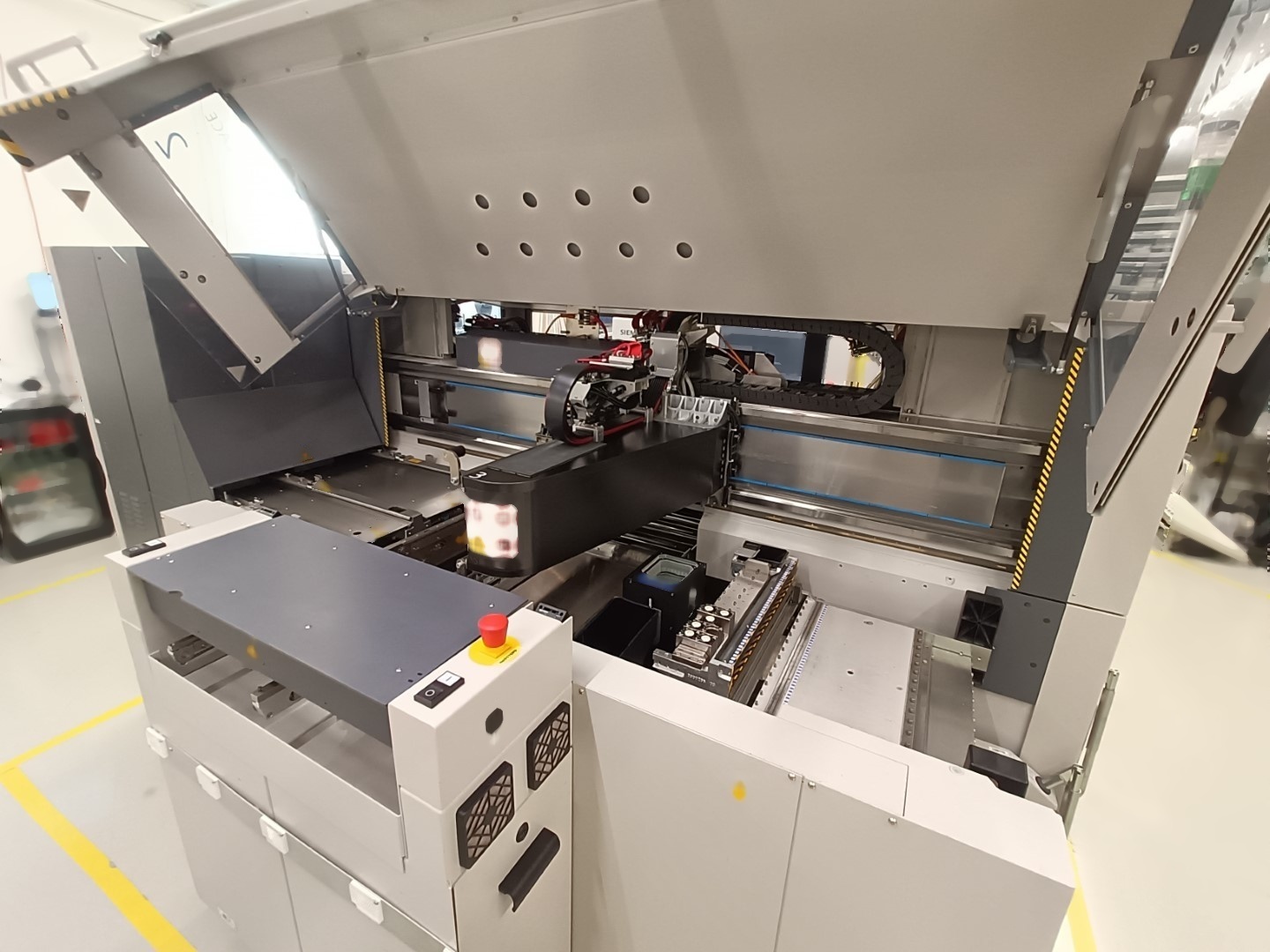 Foto Verwendet SIEMENS / ASM Siplace D4 Zum Verkauf
