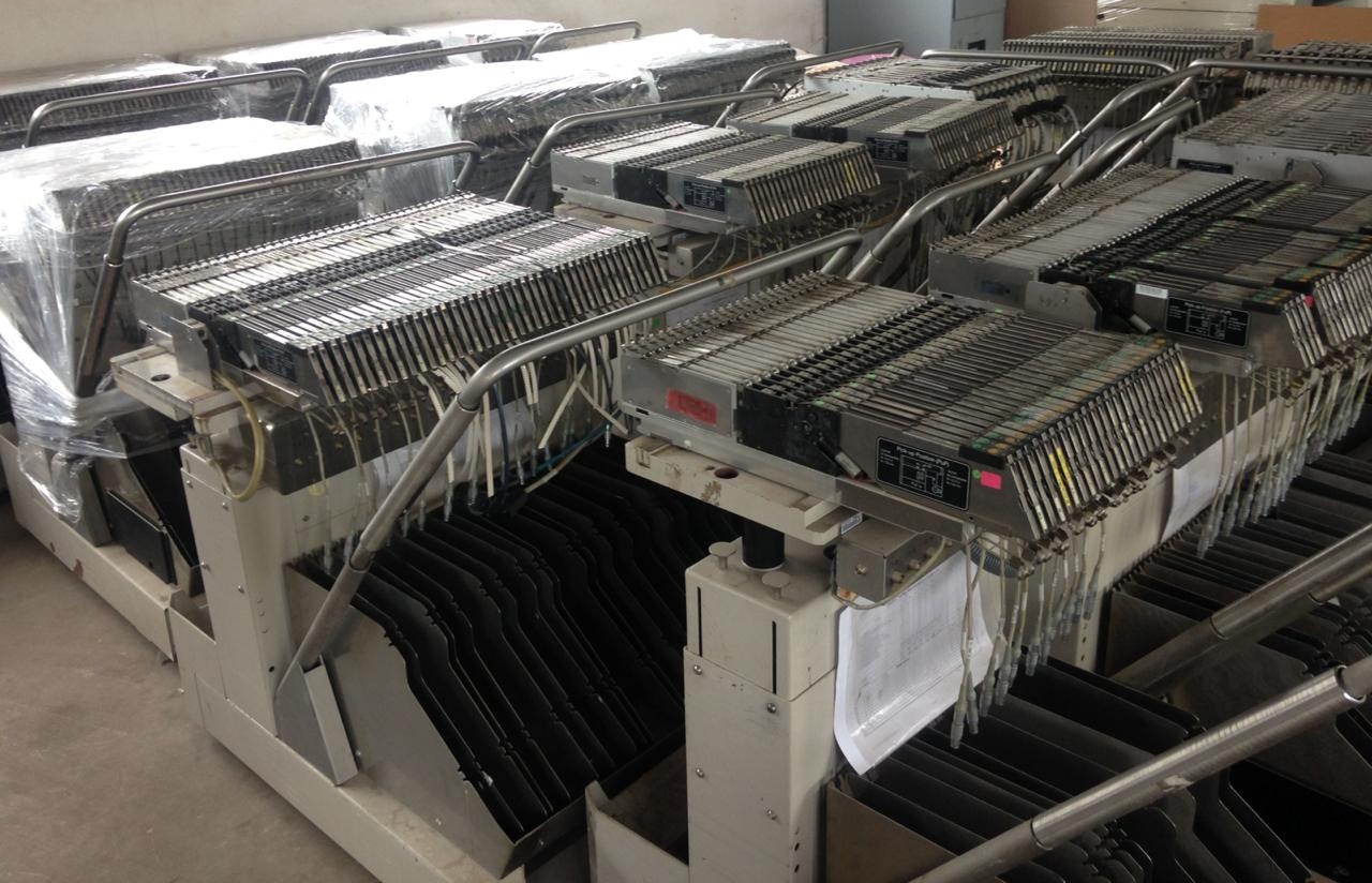 사진 사용됨 SIEMENS Lot of feeders and carts for Siplace 판매용