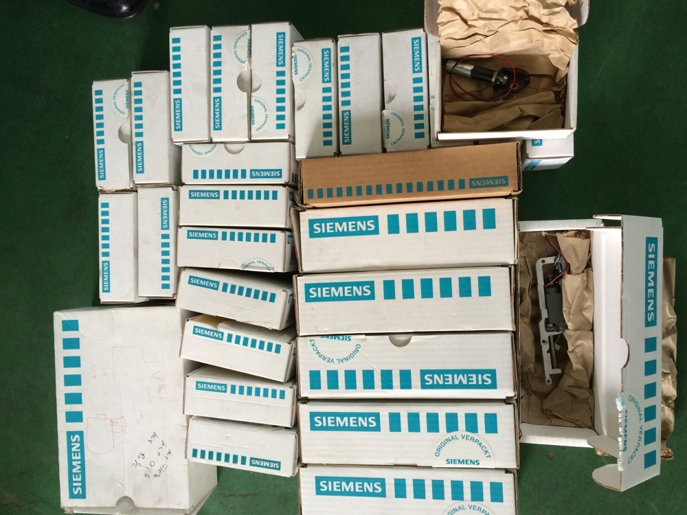 Photo Used SIEMENS Lot of spare parts for S27, HS60, HF, HF3 For Sale