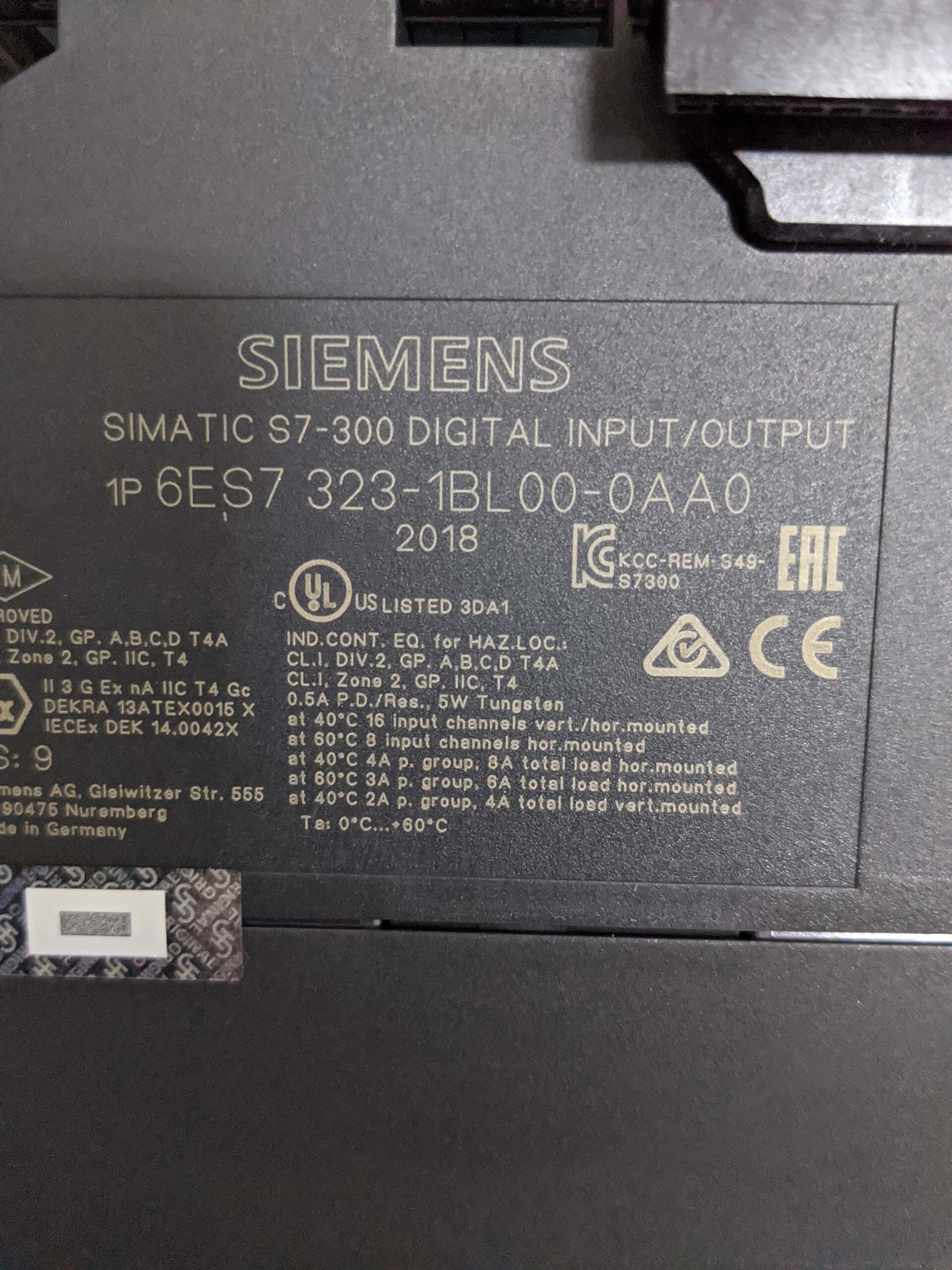Photo Used SIEMENS SIMATIC DI16/D016 For Sale