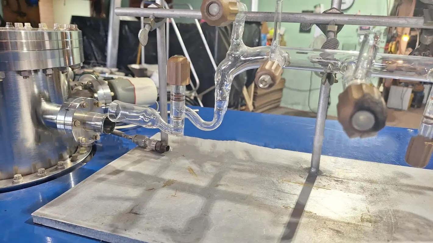 Photo Used STANFORD RESEARCH SYSTEMS / SRS RGA 100 For Sale