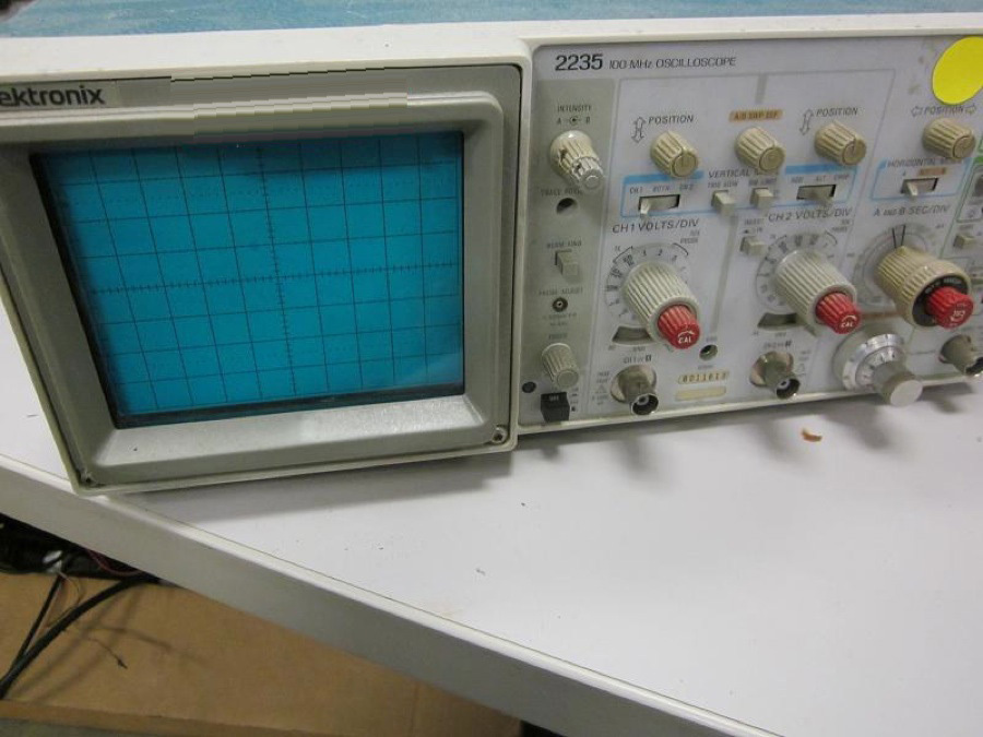 사진 사용됨 TEKTRONIX 2235 판매용