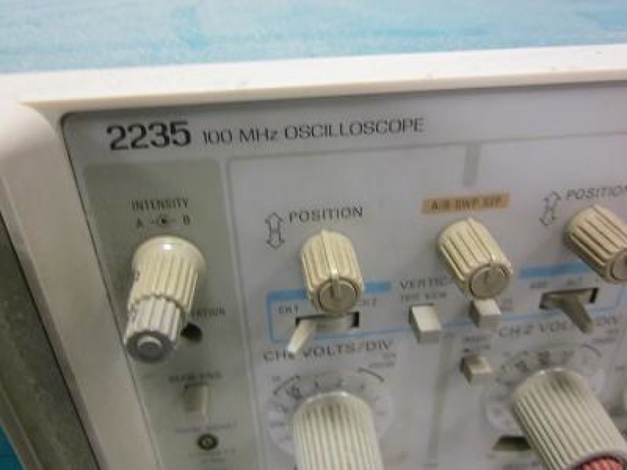 사진 사용됨 TEKTRONIX 2235 판매용