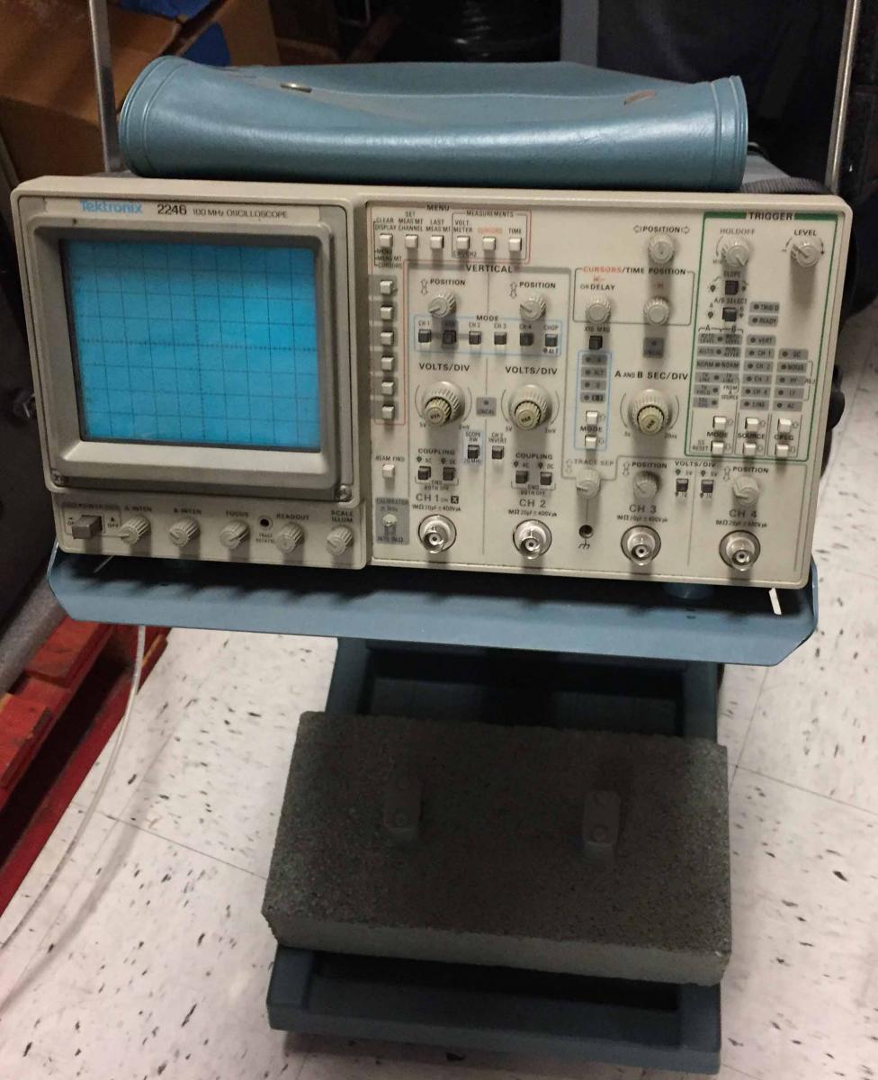 사진 사용됨 TEKTRONIX 2246 판매용