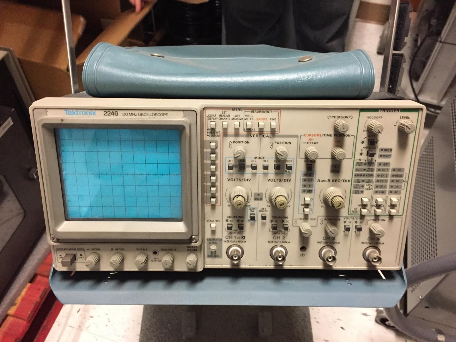 사진 사용됨 TEKTRONIX 2246 판매용