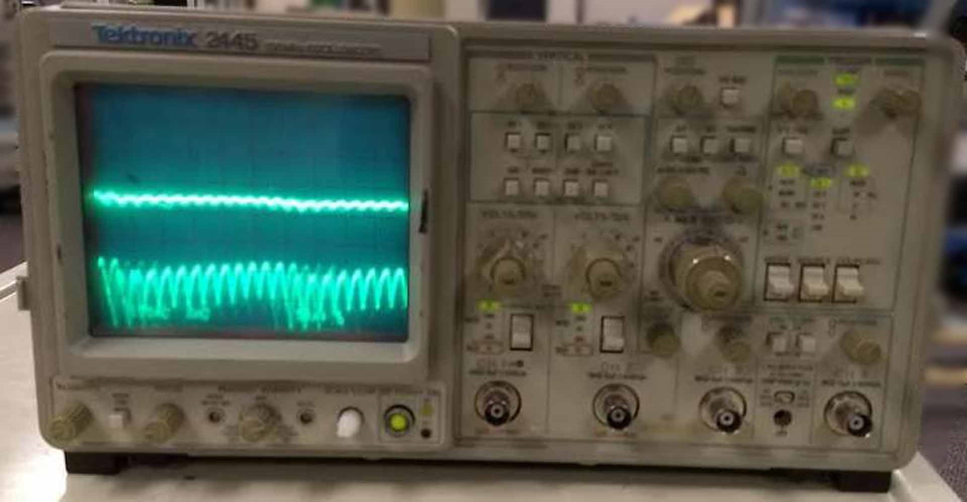 사진 사용됨 TEKTRONIX 2445A 판매용