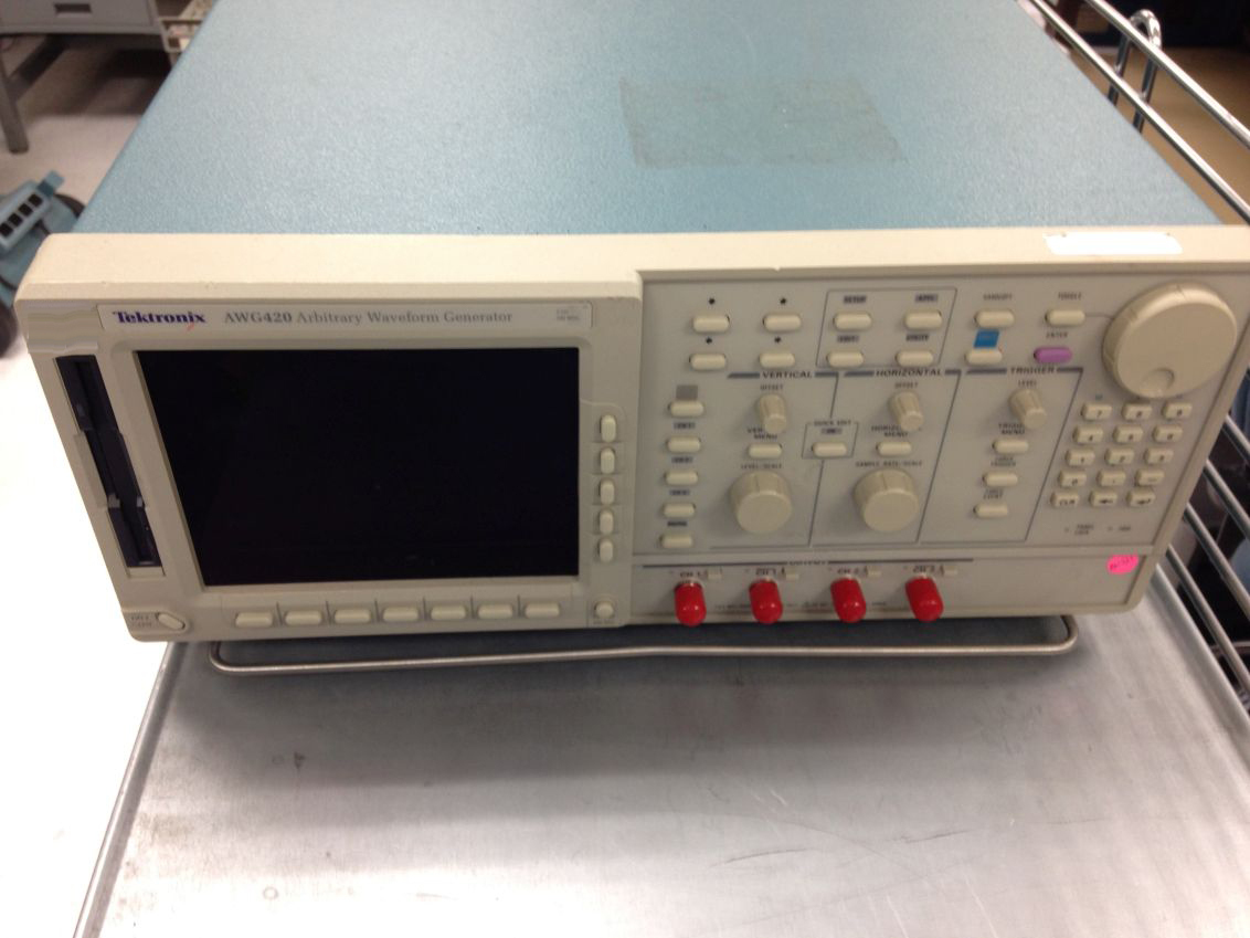 사진 사용됨 TEKTRONIX AWG 420 판매용