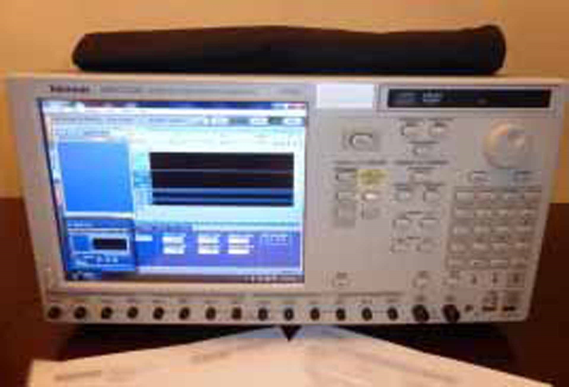 사진 사용됨 TEKTRONIX AWG 7052 판매용