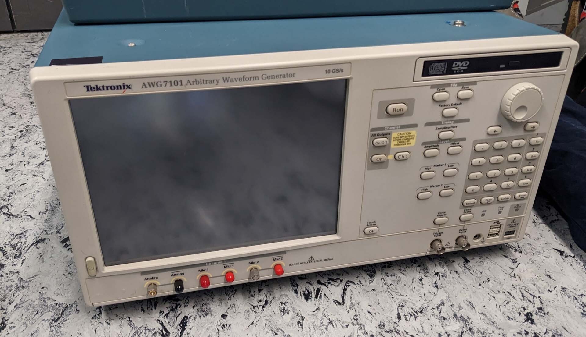 사진 사용됨 TEKTRONIX AWG 7101 판매용