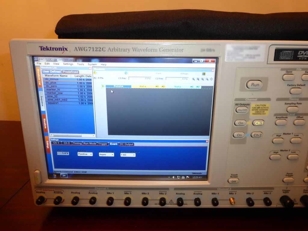 사진 사용됨 TEKTRONIX AWG 7122C 판매용