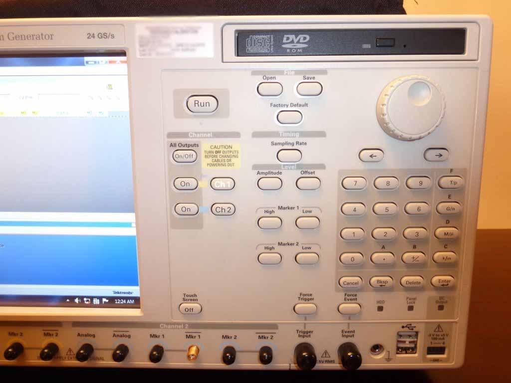 사진 사용됨 TEKTRONIX AWG 7122C 판매용