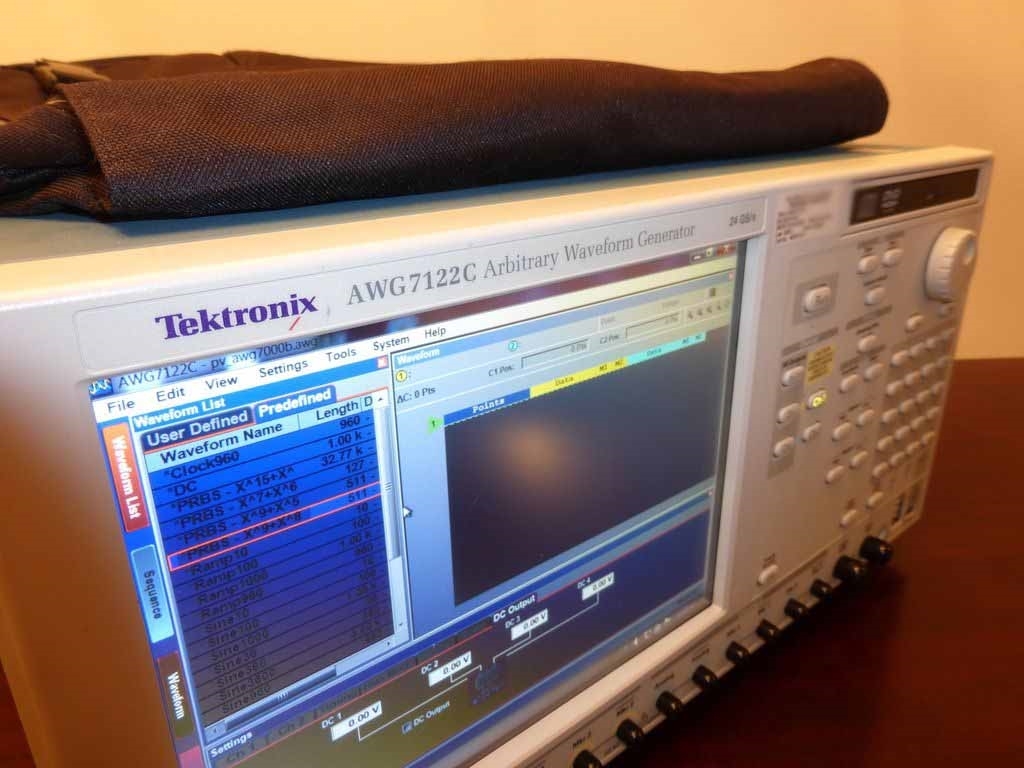 사진 사용됨 TEKTRONIX AWG 7122C 판매용