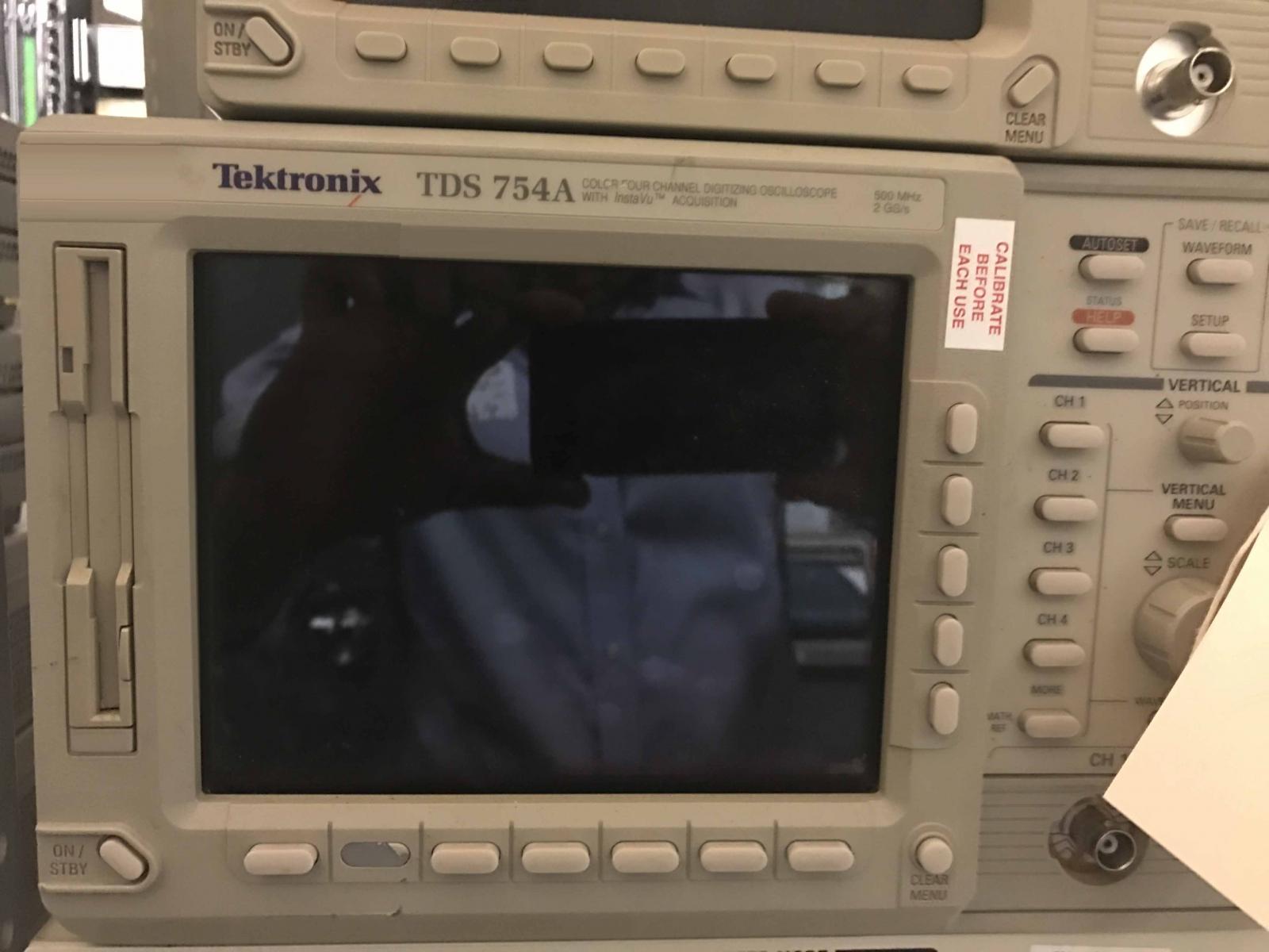 Photo Utilisé TEKTRONIX TDS 754A À vendre