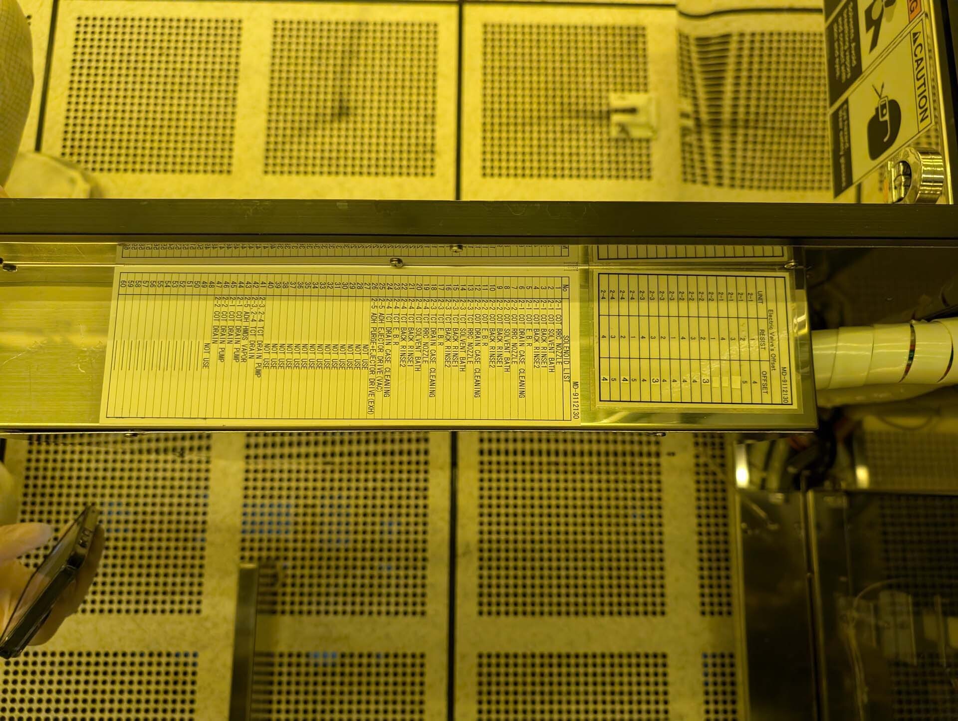 Foto Verwendet TEL / TOKYO ELECTRON Clean Track ACT 8 Zum Verkauf