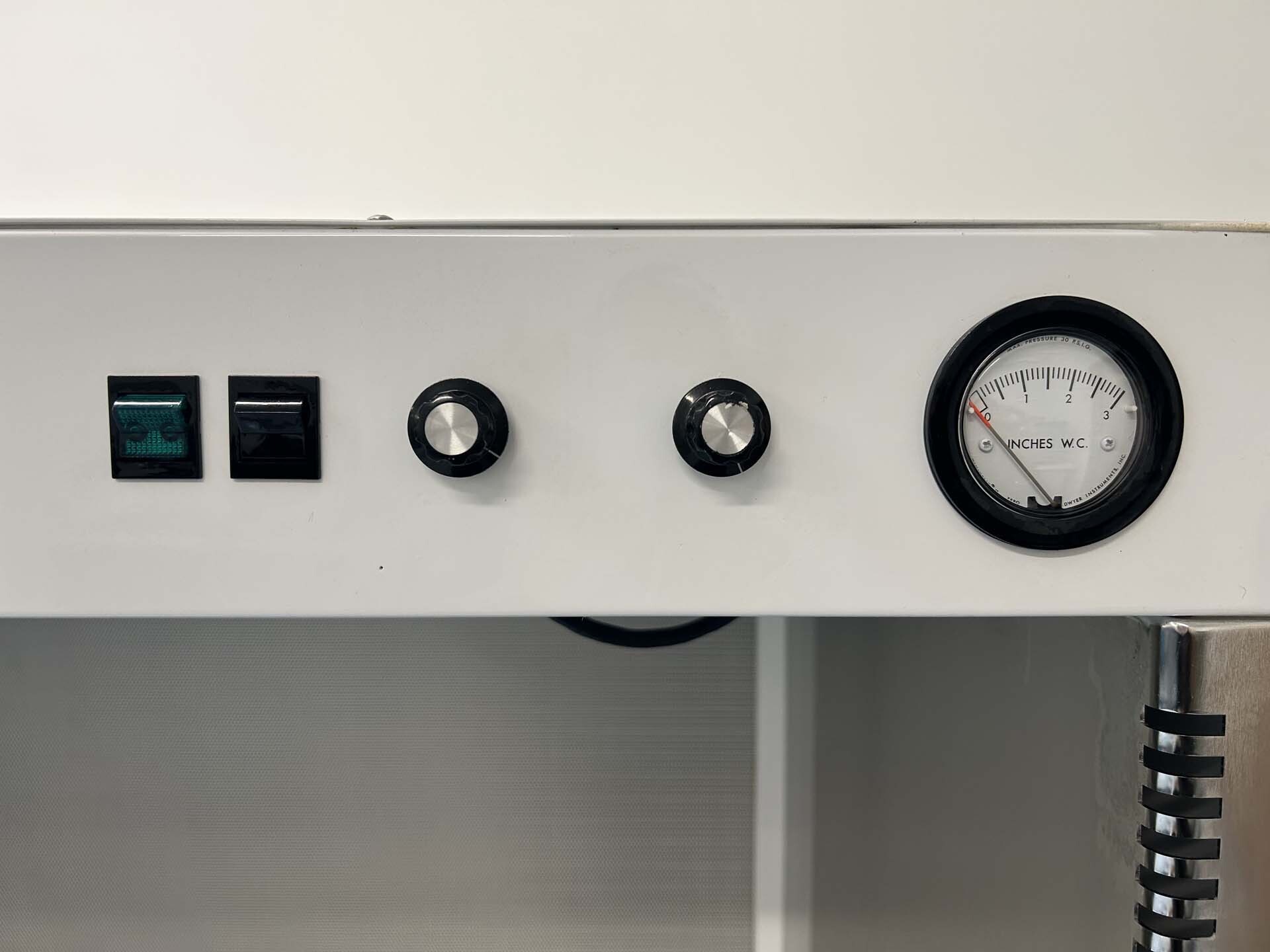 圖為 已使用的 TERRA UNIVERSAL Laminar flow hood 待售